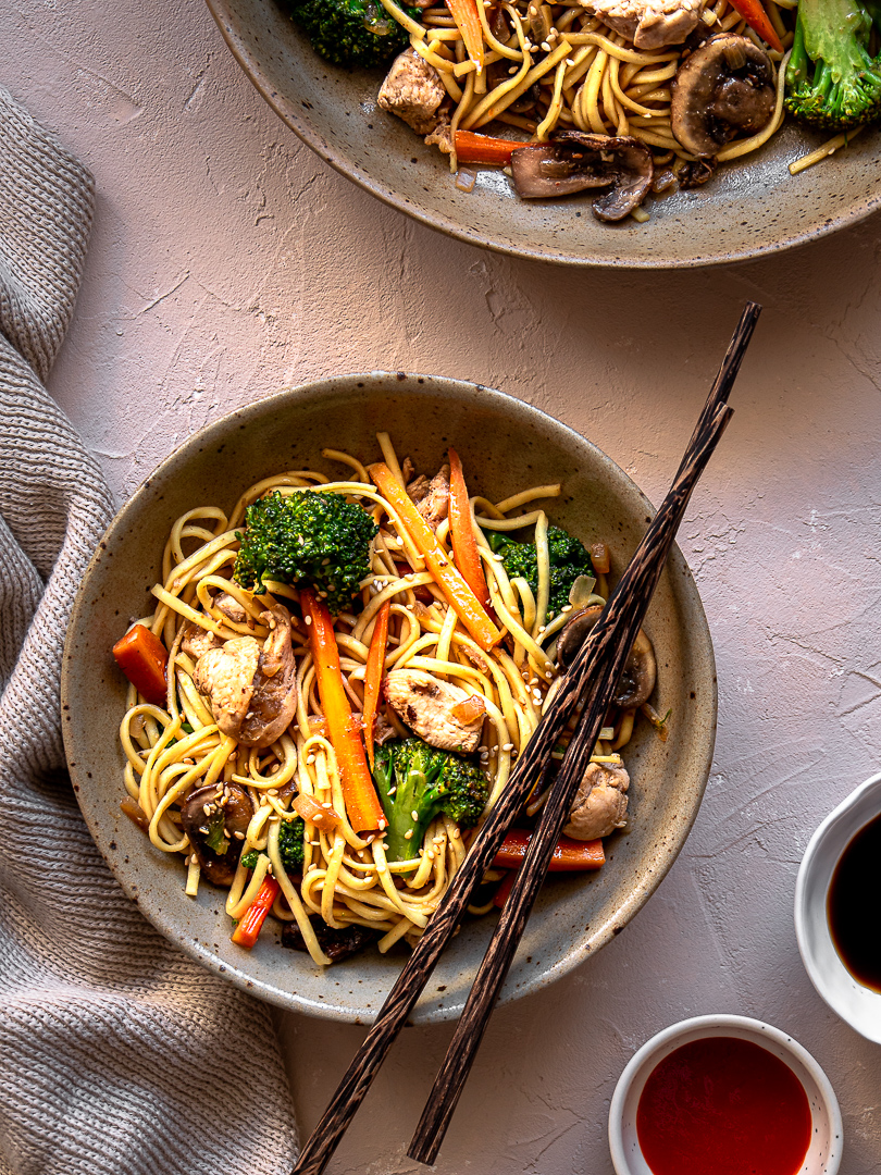Nouilles au poulet au sésame et wok de légumes sauce sriracha